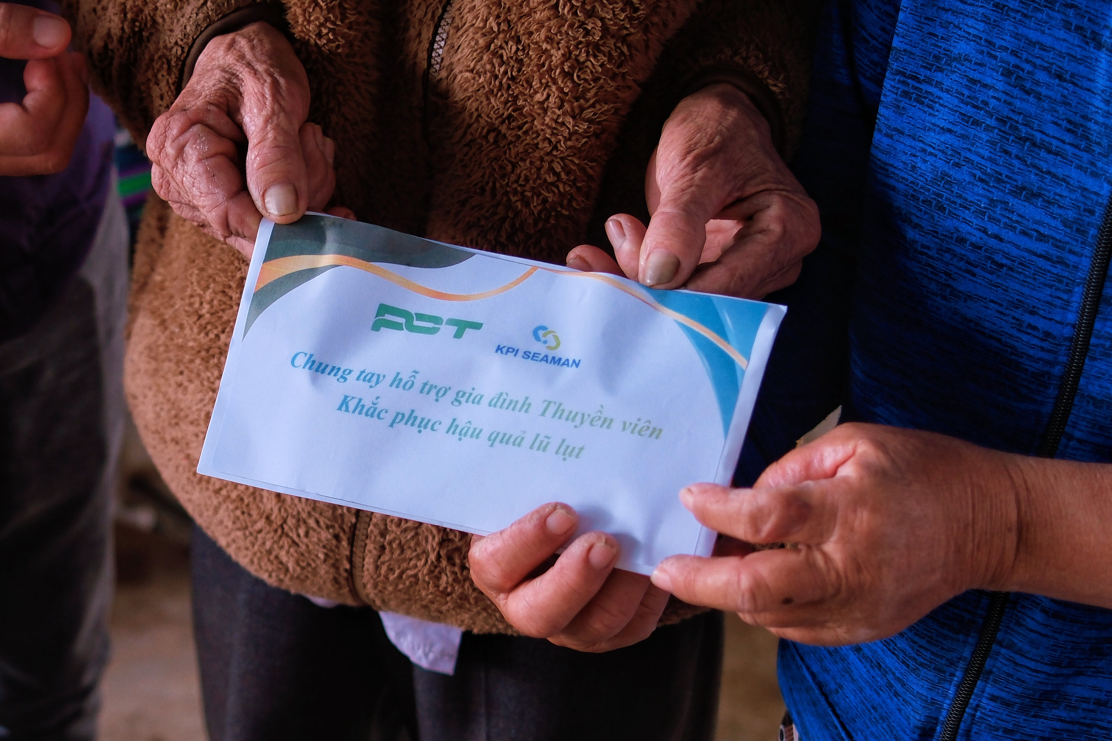 PCT CHUNG TAY HỖ TRỢ GIA ĐÌNH THUYỀN VIÊN KHẮC PHỤC HẬU QUẢ LŨ LỤT.