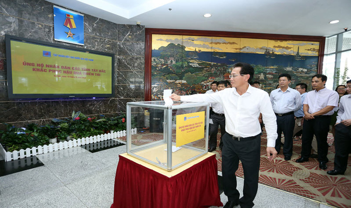 Tập đoàn Dầu khí Việt Nam quyên góp 800 triệu đồng cho đồng bào các tỉnh Sơn La, Yên Bái